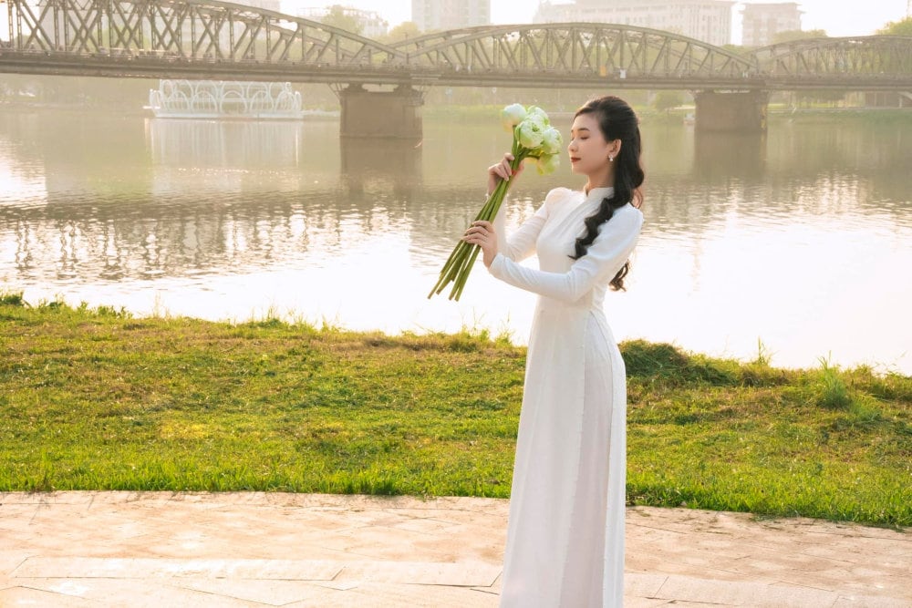 Check in on Nguyen Dinh Chieu Street to capture a full view of Truong Tien Bridge